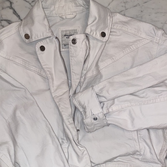 Abercrombie - Drapey White Denim Jacket - Picture 9 of 9